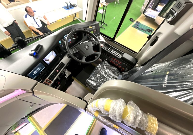 新型バスの運転席