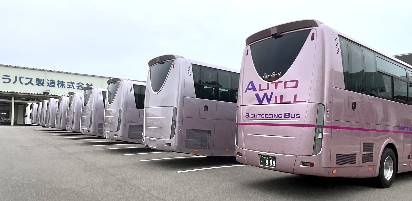出荷を待つオートウィルの新型観光バス