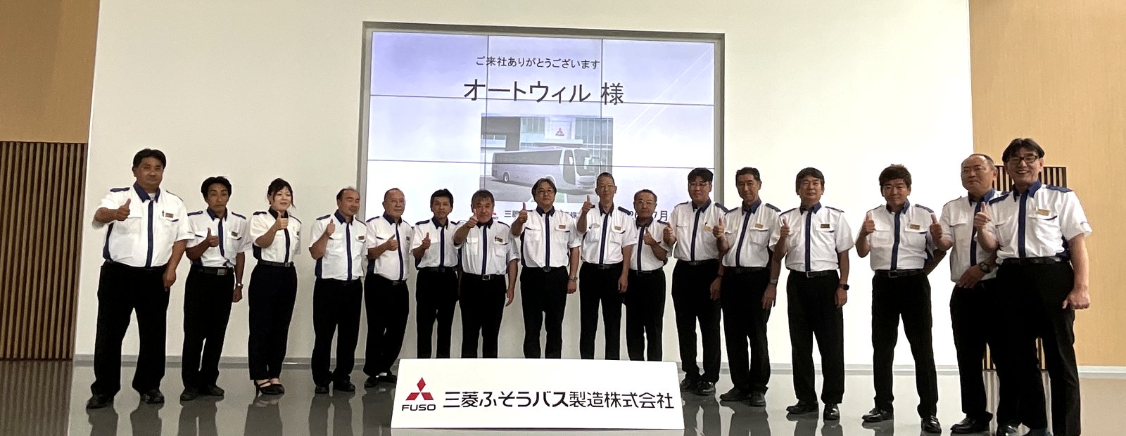 三菱ふそうバス製造での記念撮影