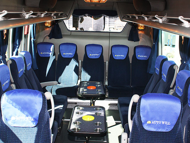 In the room with (salon)