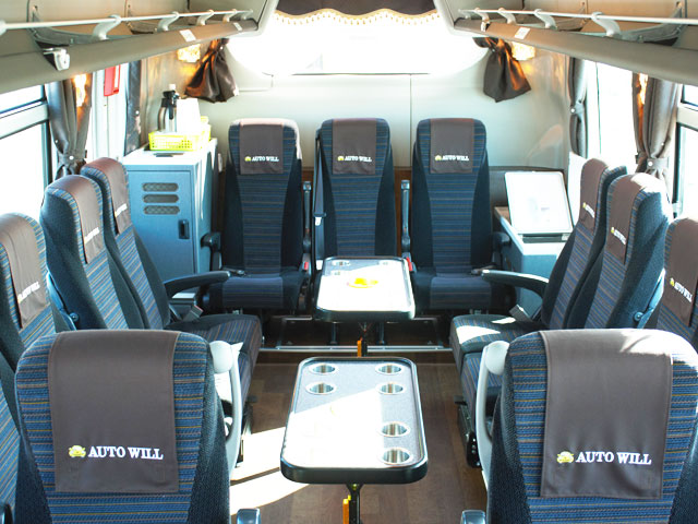 In the room with (salon)